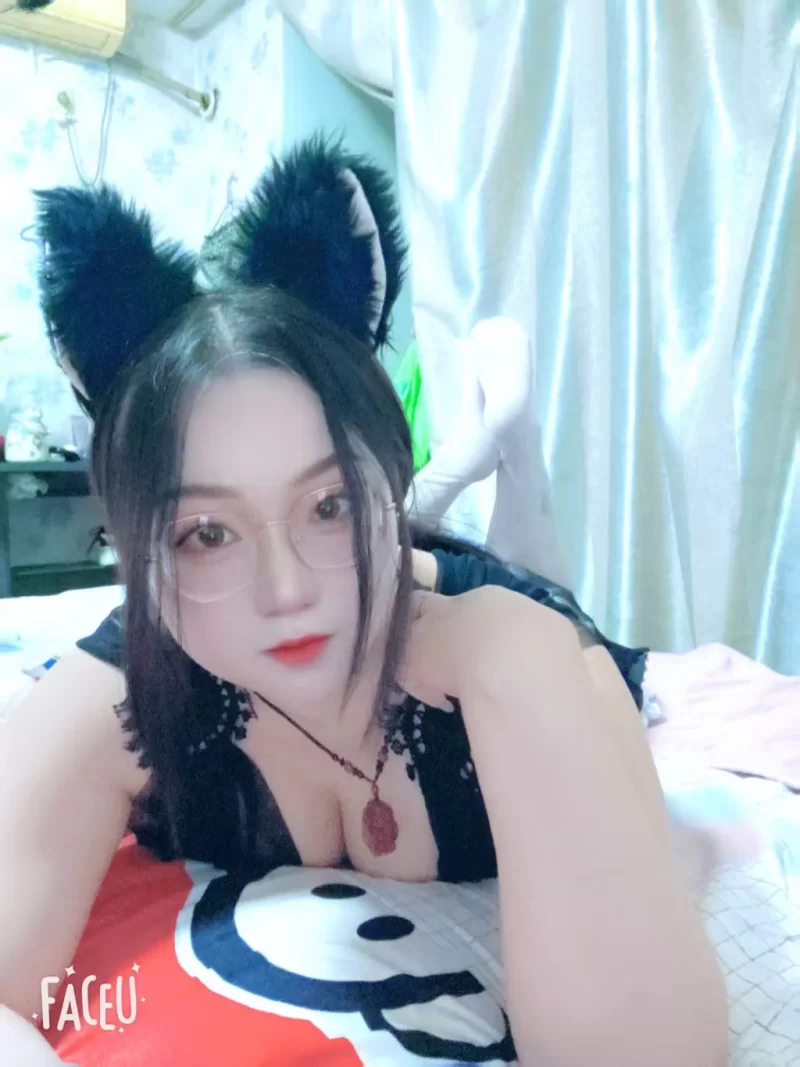 圆脸肉肉小胖妹