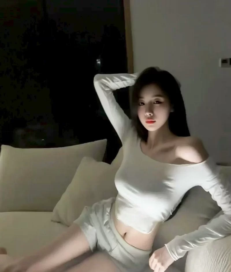弹子石嫩妹柳一菲颜值高身材好