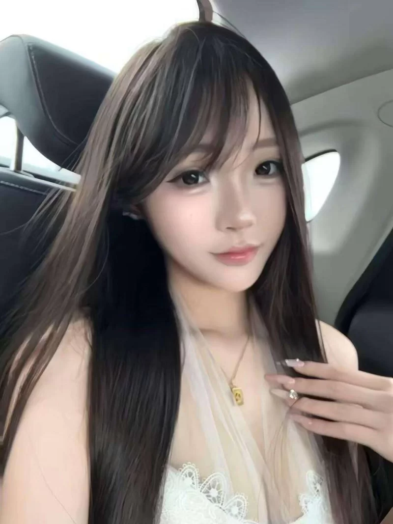 白皙长腿兼职小姐姐