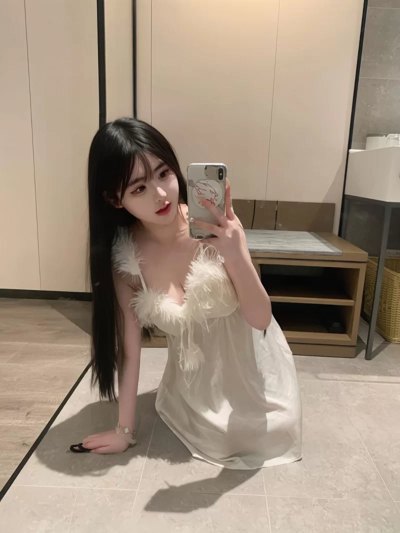 很白嫩兼职妹妹