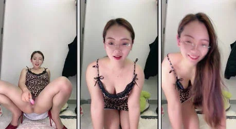 【穿上丝袜轻微脸红】你的丝袜骚宝 御姐 长腿翘臀 吃鸡 高跟大鸡巴水晶棒插逼 喷水 (1)
