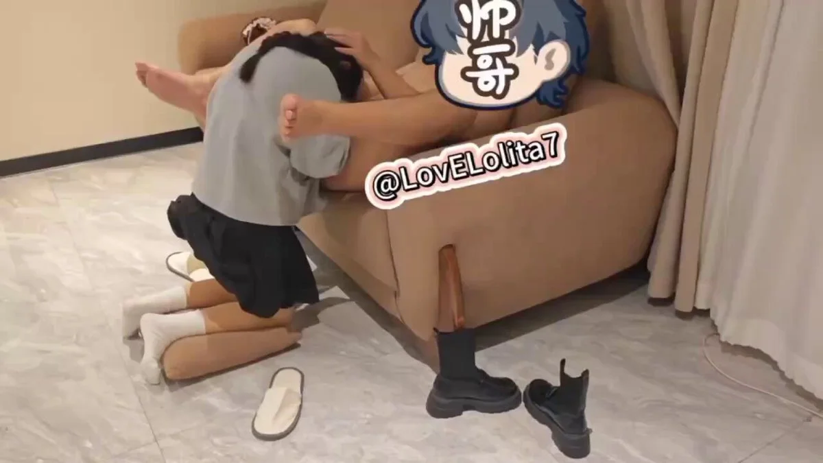 调教150女大粉丝，一开始很抗拒，最后还是把舌头伸进了屁眼，然后自己就湿了。太骚了，简直天生母狗，男朋友还在等她逛街 (2)