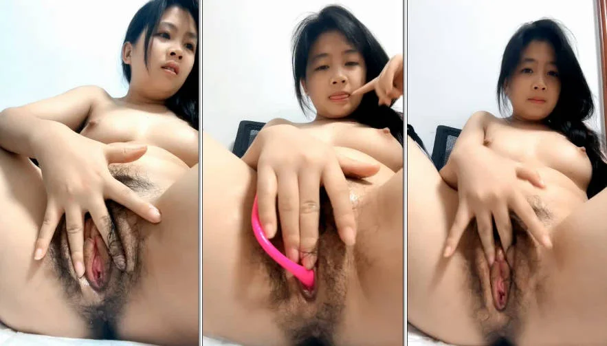 良家小少妇深夜的诱惑，逼逼很肥水很多，听狼友指挥揉着奶子各种道具抽插蹂躏骚穴，自己抠的淫水泛滥真刺激