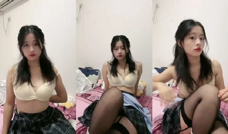重磅，女神下海，正宗校花，【小薯芋】100%心动的类型，一线天粉穴水汪汪，楚楚可怜的小眼神真诱人