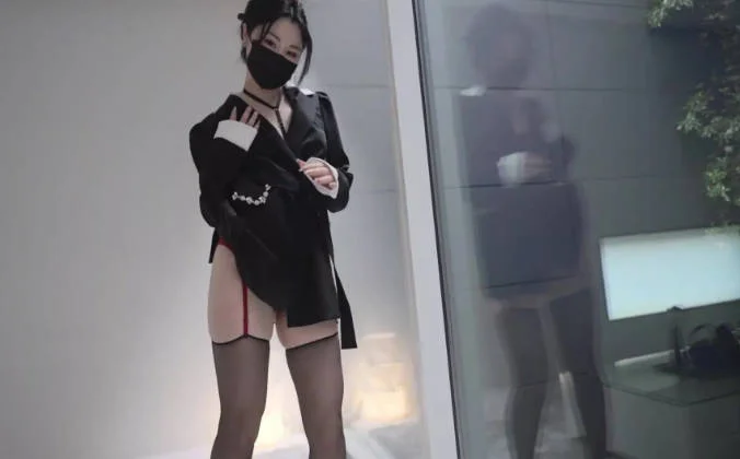 御姐尤物女神〖娜娜〗房产经纪人穿着吊带黑丝情趣内衣来到我的房间，高冷女白领私下也是小母狗一个