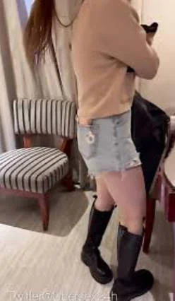 眼睛看到她的时候，看起来眼睛大的，以为是无害系，无意到….全身比例近乎完美…致还这么暴力…晃到阿鲸双眼发昏…