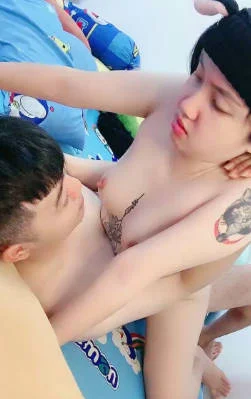 无毛逼露脸小可爱跟小哥激情啪啪性爱直播，性感的纹身让小哥揉奶玩逼，多体位蹂躏抽插，浪叫不止表情好骚啊