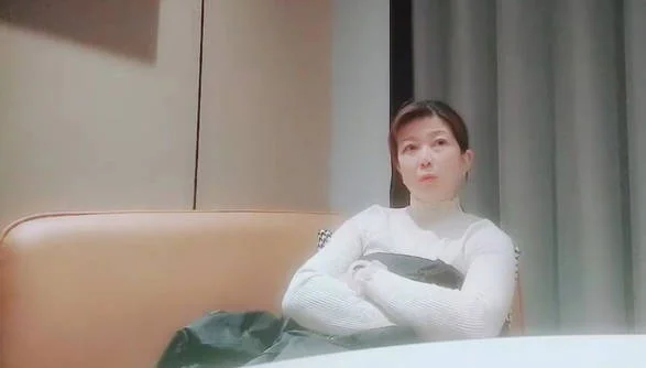 泡良最佳教程，【良家故事】，风韵犹存的知性美人妻，外表看着贤良淑德的正派模样，脱光浪叫就数她叫的骚
