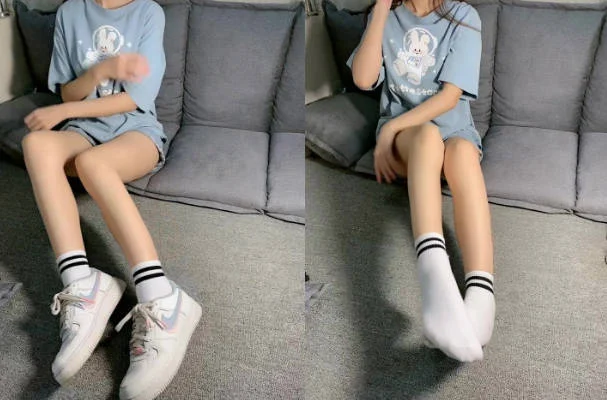 学生妹穿一周的脏白棉袜刚跑完步辱骂羞辱假鸡巴足交sm，穿上小白鞋踩烂贱狗的鸡巴~