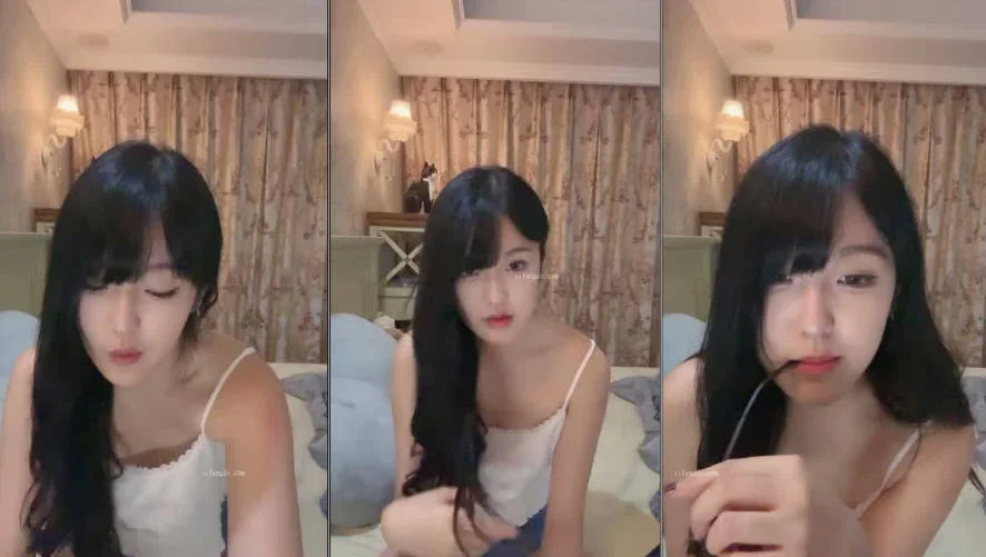 最新流出，超清纯学姐【柳二路豆腐】超骚小母狗，在家聊着脱光自慰，竟是嫩奶无毛逼