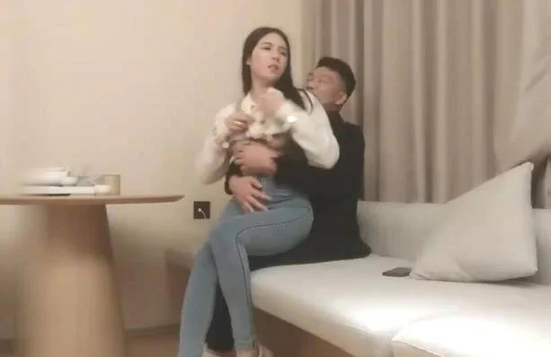 约了个颜值不错丰满白衣少妇，沙发扣逼床上口交大力猛操，很是诱惑喜欢不要错过