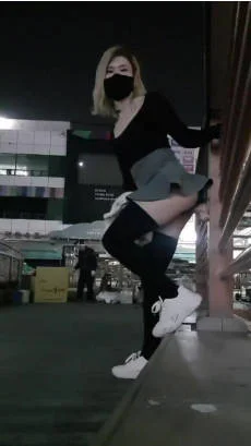 漂亮美女夜晚短裙户外露出，整根大鸡巴粘在护栏就抽插小穴，不远处还有位大爷在工作，刺激死了！