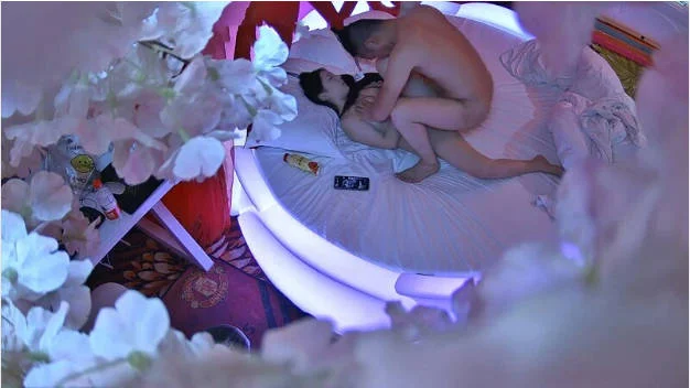 主题酒店上帝视角真实偸拍，颜值可以的姐妹花合资包了一间房专门接客用，服务不错，口活胸推按摩打炮很良心