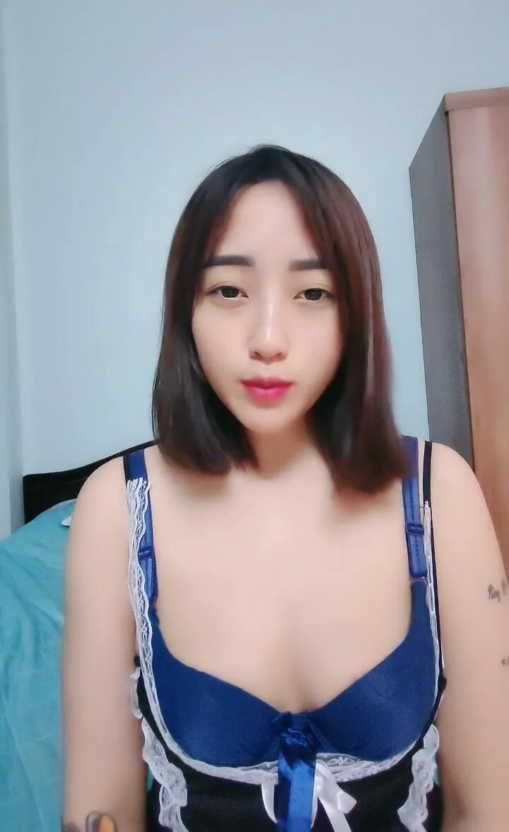 花臂女仆露脸白丝小骚逼镜头前的诱惑，淫声荡语互动撩骚听指挥，带刺的道具抽插骚穴，浪叫呻吟表情好骚刺激