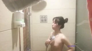 酒店浴室镜子上暗藏针孔摄像头偷窥美女洗澡