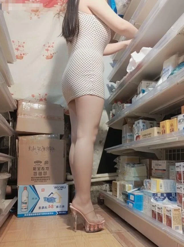 18岁小萝莉特别水嫩，抱着掰逼，半截情趣黑丝，超诱惑 (5)